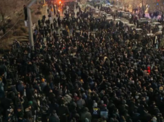 গুলির মুখে বুক পেতে দিচ্ছেন ইরানিরা, রক্তে লাল রাজপথ