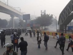 কারওয়ান বাজারে মোবাইল ব্যবসায়ীদের সঙ্গে পুলিশের ধাওয়া-পাল্টা ধাওয়া, সাউন্ড গ্রেনেড নিক্ষেপ