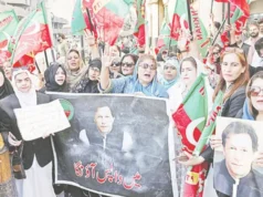 তোশাখানা-২; মামলা সাজা স্থগিত ও চিকিৎসার জন্য জামিন চাইলেন ইমরান খান