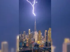 দুবাইয়ের বুর্জ খলিফার ওপর বিরাট বজ্রপাত