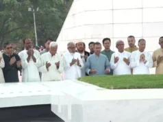 ঈদের দিনে মা-বাবার কবর জিয়ারত করলেন প্রধানমন্ত্রী