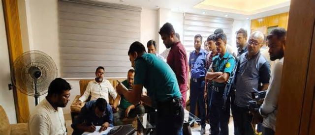 টিকিট কালোবাজারির অভিযোগে রেলওয়ে নিরাপত্তা বাহিনীর দুই সদস্য আটক